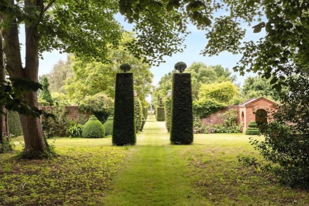 Cressy Hall - Historic Grade II Listed Manor, Gorgeous Topiary Garden Gosberton Kültér fotó