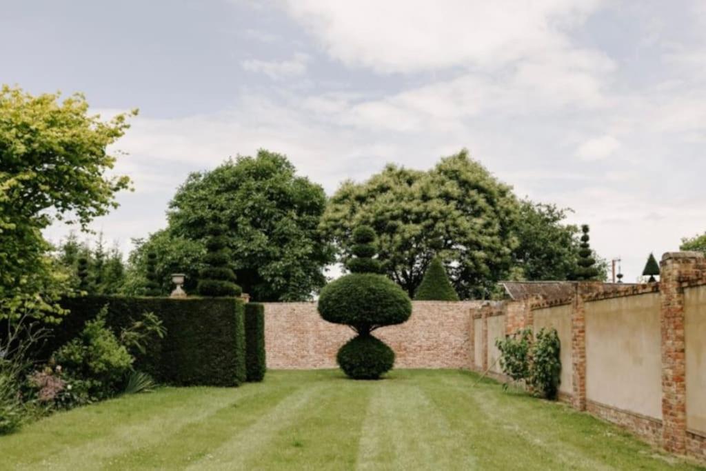 Cressy Hall - Historic Grade II Listed Manor, Gorgeous Topiary Garden Gosberton Kültér fotó