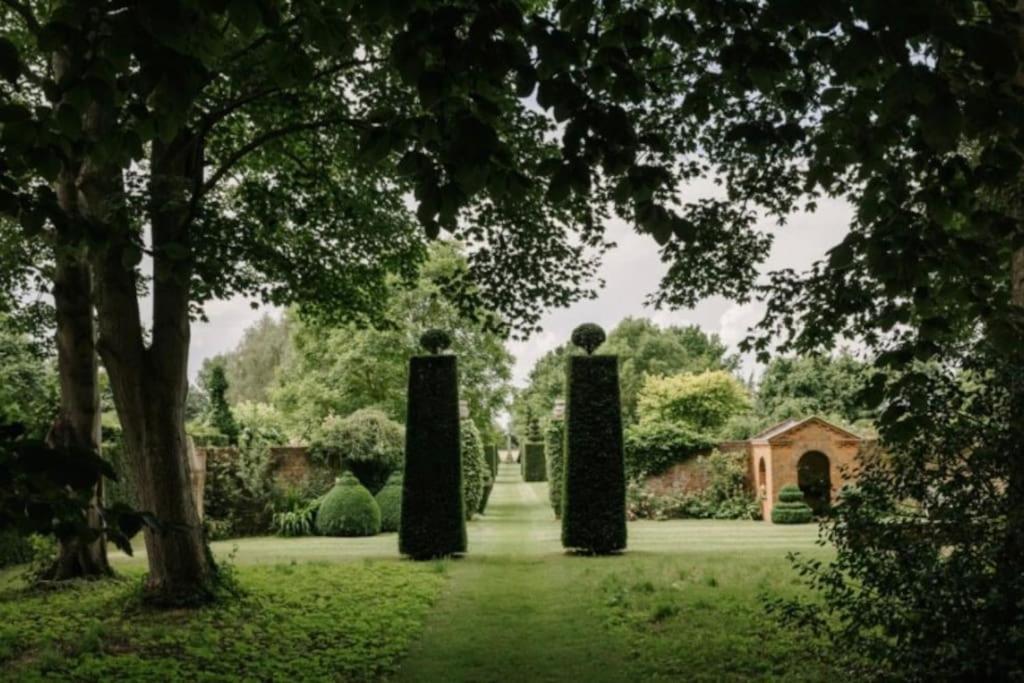 Cressy Hall - Historic Grade II Listed Manor, Gorgeous Topiary Garden Gosberton Kültér fotó